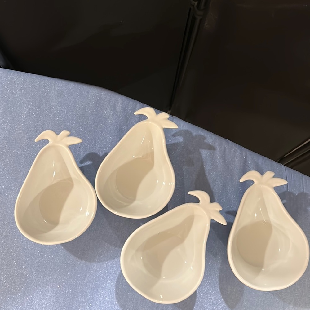 Trove Marketplace 4 pear shaped bowls. Excellent condition